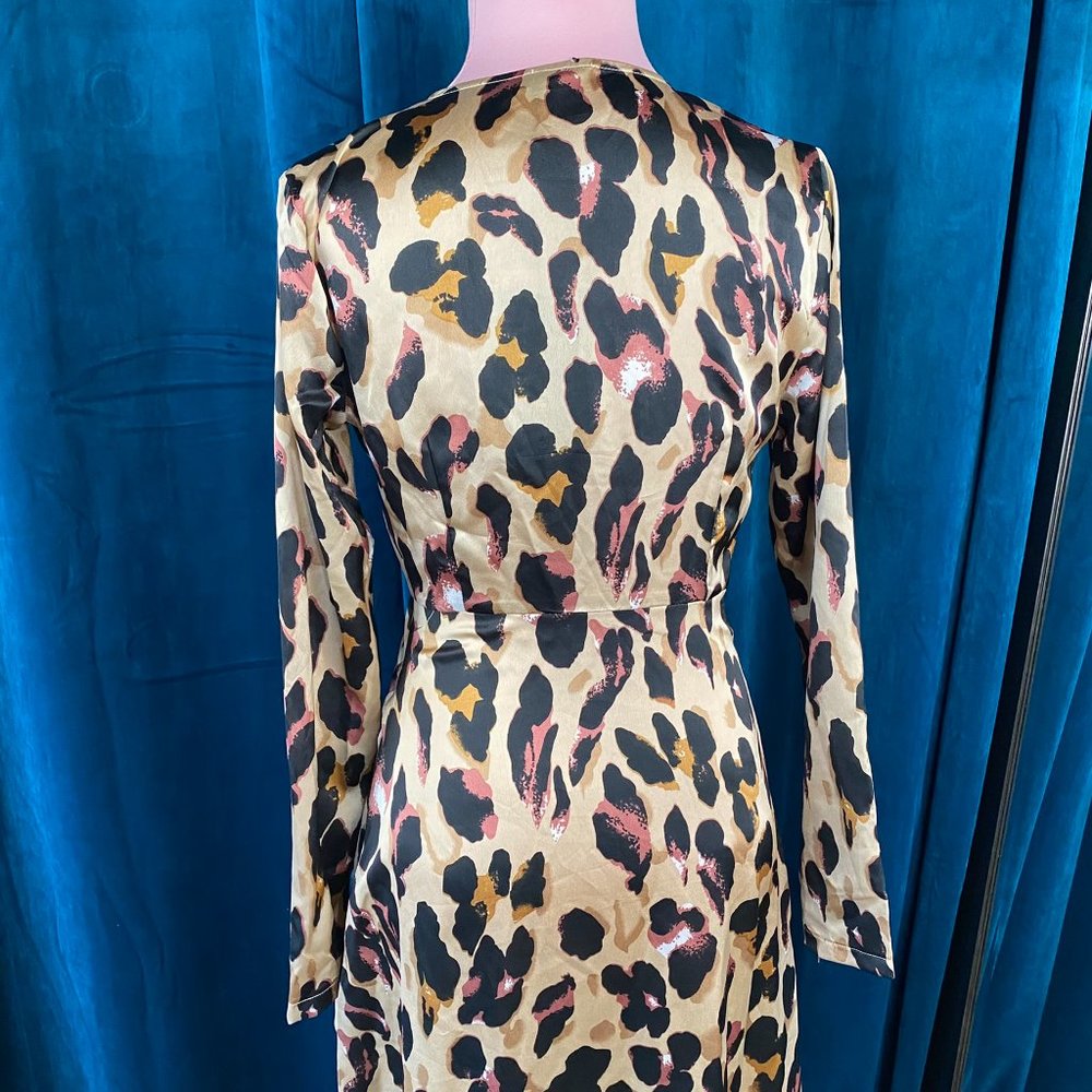 Pretty Little Thing  Leopard Asymmetric Hem Plunge Satin Dress - Picture 11 of 12